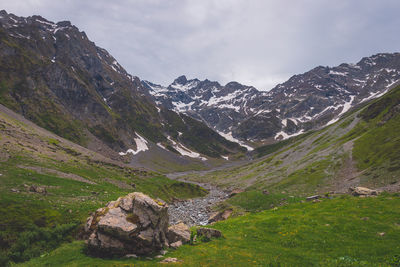 A picturesque landscape shot of the alps mountains in the valgaudemar valley les oulles du diable