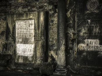 Text on old abandoned building