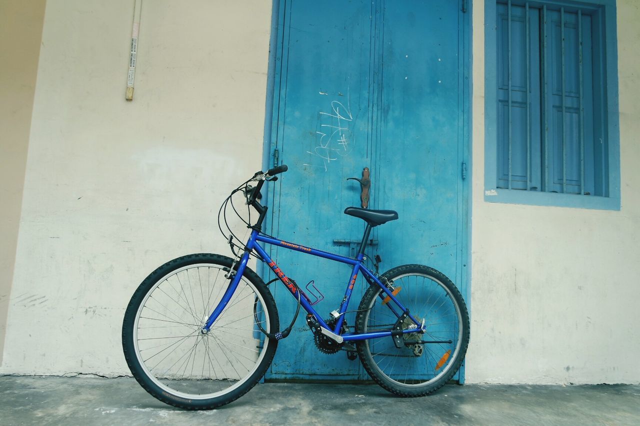 bicycle, no people, stationary, transportation, mode of transport, blue, outdoors, land vehicle, day, architecture