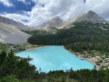 Scenic view of lake sorapis and mountains against sky