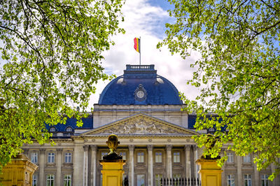 Statue of historic building against sky