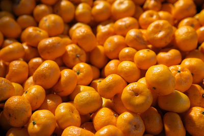 Fresh oranges are sold in supermarkets