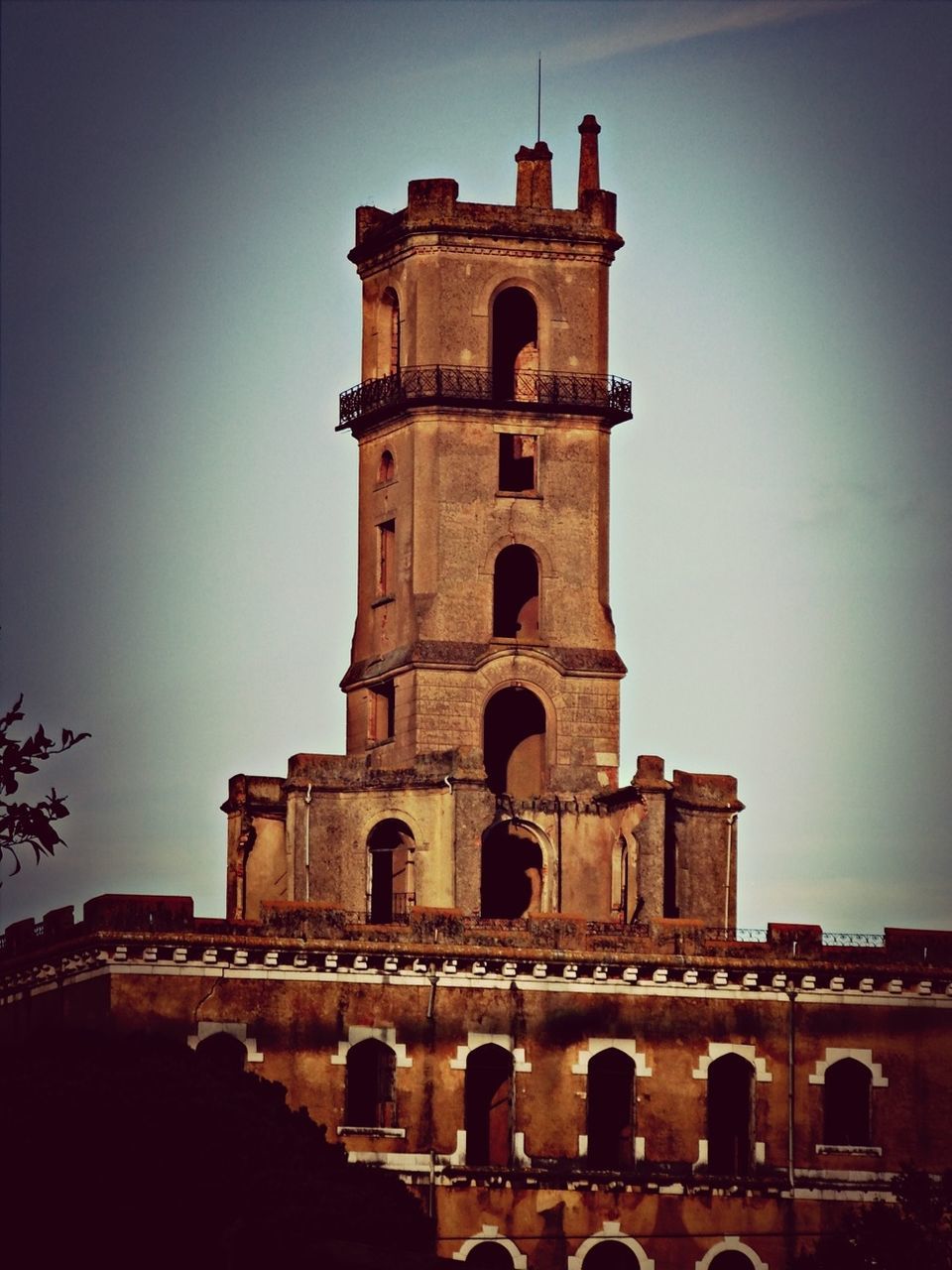 architecture, built structure, history, building exterior, clear sky, famous place, low angle view, travel destinations, international landmark, tourism, travel, ancient, the past, old ruin, copy space, tower, old, ancient civilization, sky, capital cities