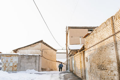 Tashkent, uzbekistan. december 2020. traditional national mahali houses of the old town in winter