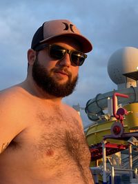 Young man wearing sunglasses against sky