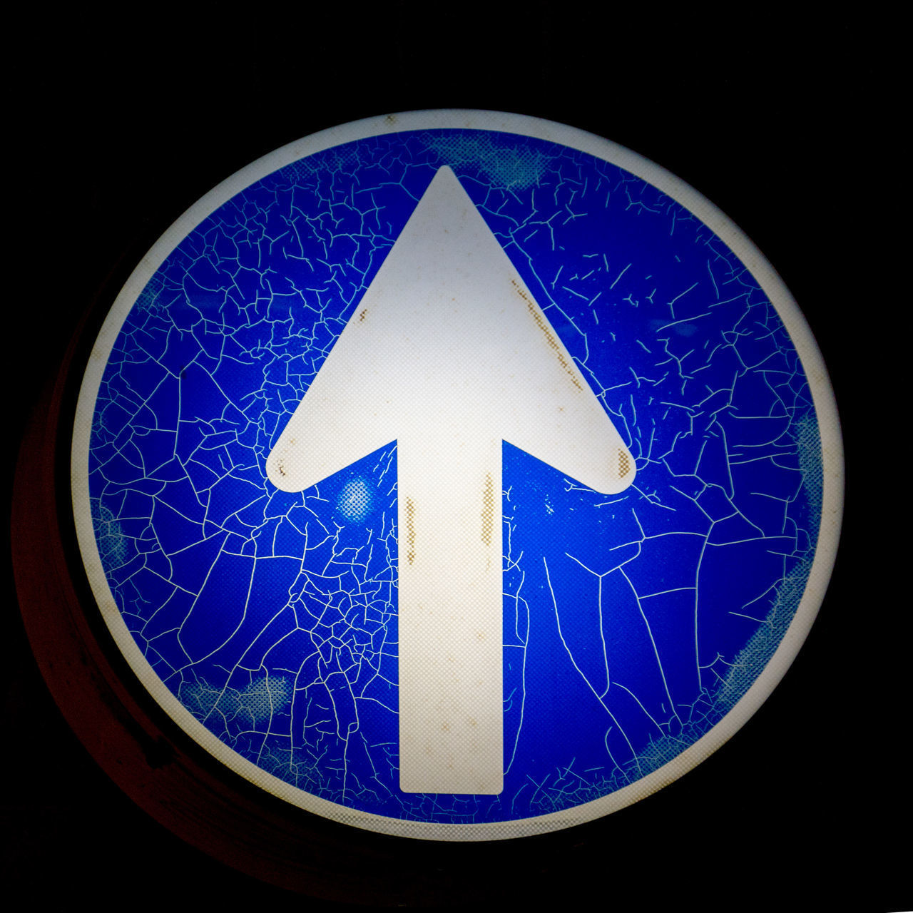 CLOSE-UP OF ARROW SYMBOL ON ROAD