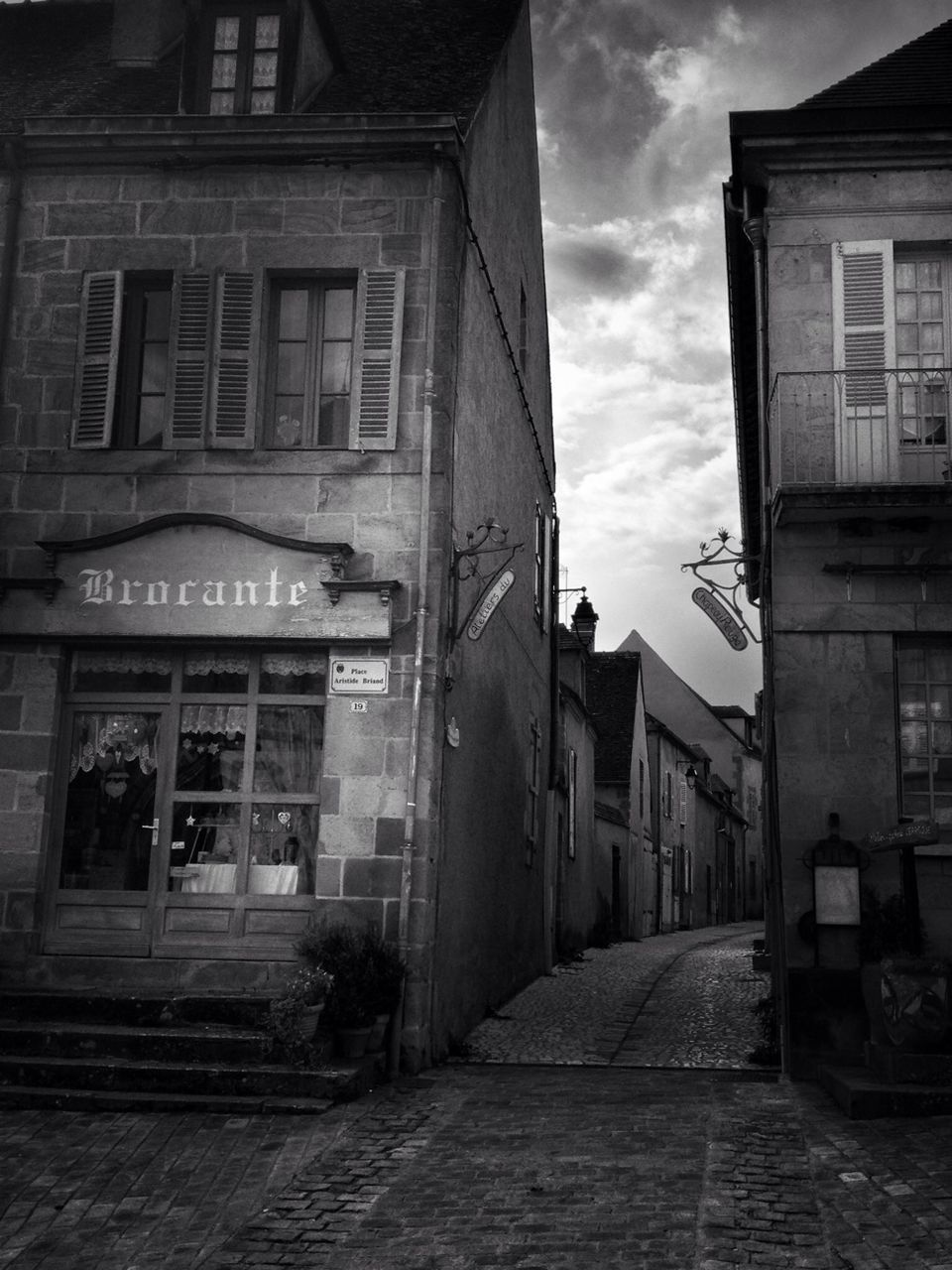 architecture, building exterior, built structure, sky, the way forward, street, residential building, residential structure, building, city, cobblestone, window, house, empty, outdoors, diminishing perspective, no people, day, narrow, road