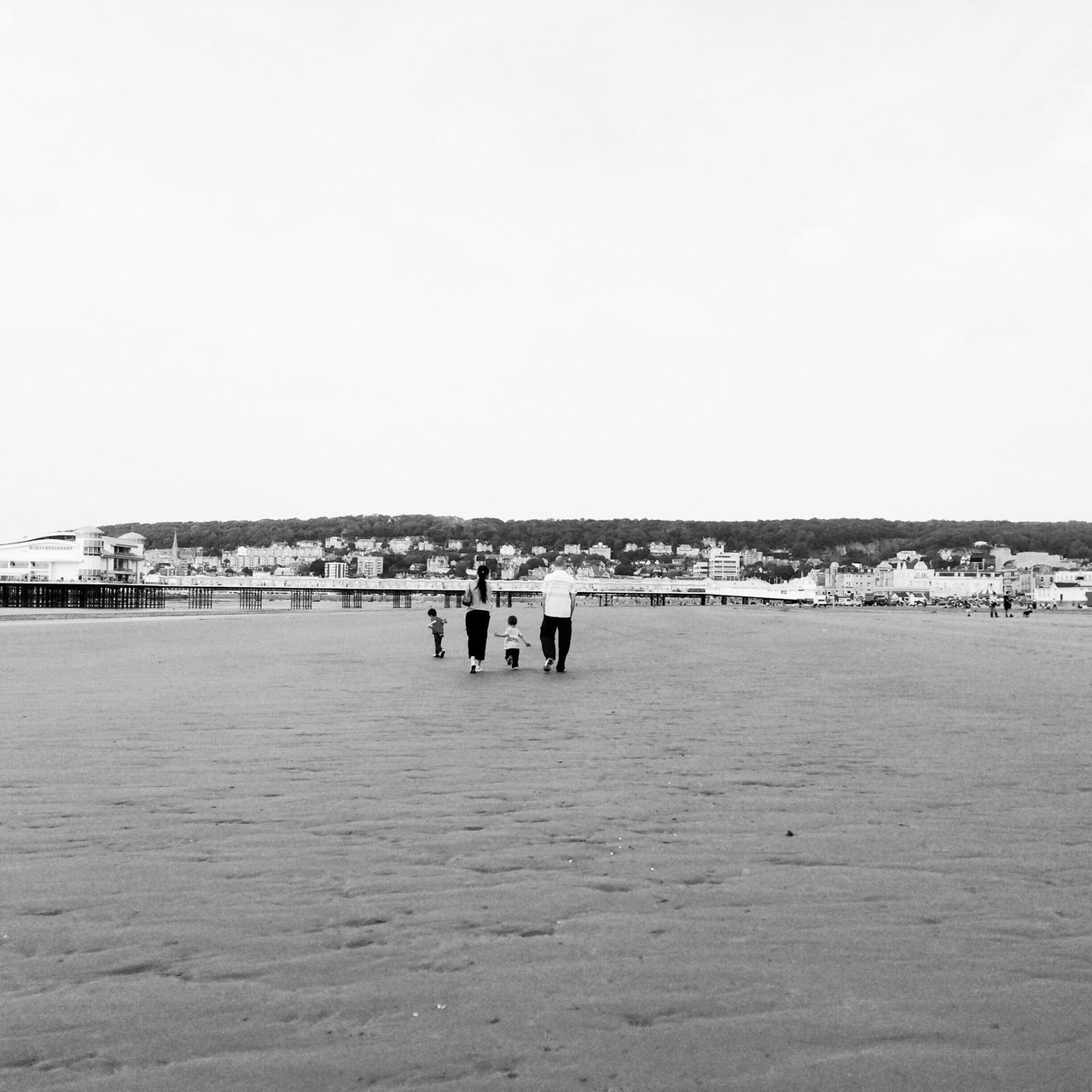 copy space, clear sky, sea, large group of people, water, beach, men, leisure activity, lifestyles, tranquil scene, person, vacations, tranquility, scenics, horizon over water, sand, nature, tourist, mixed age range