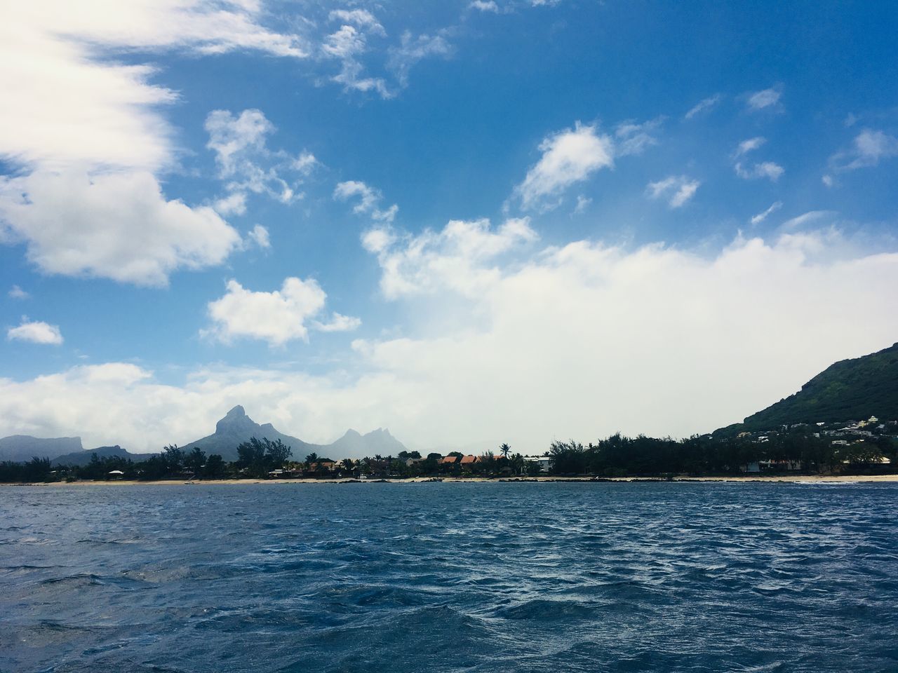 SCENIC VIEW OF SEA BY MOUNTAINS AGAINST SKY