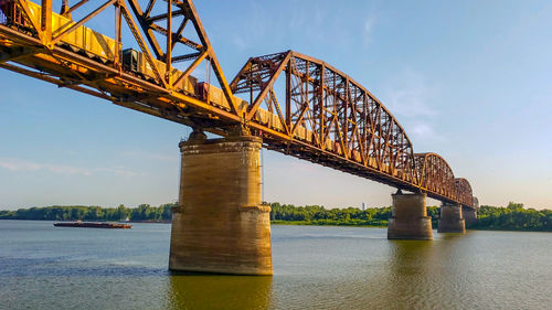 A train crossing a railroad bridge over the mississippi river