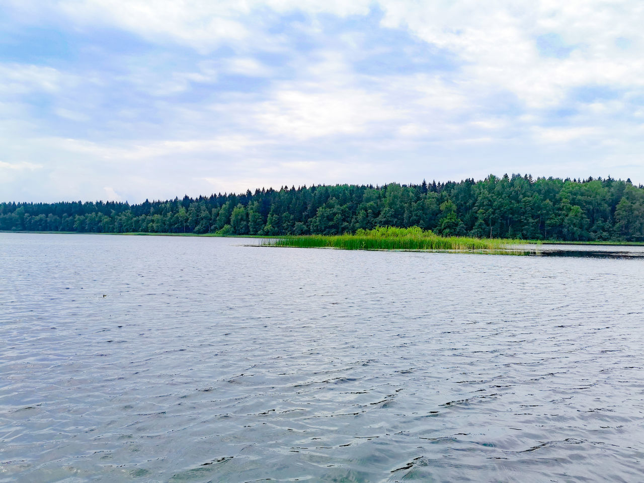 PANORAMIC VIEW OF LAKE AGAINST SKY