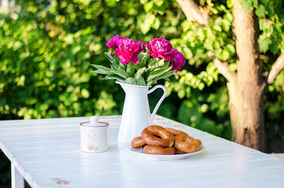 Close-up of pink roses in vase on table