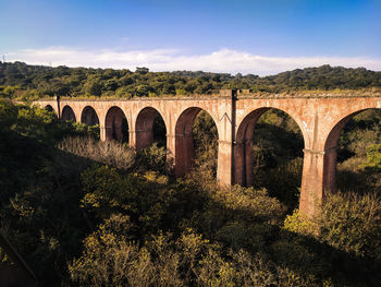 Arch bridge against sky