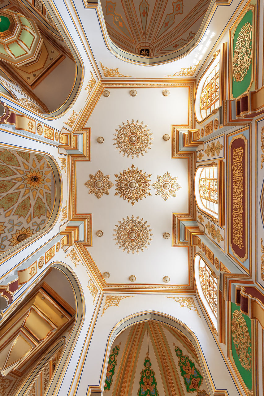 LOW ANGLE VIEW OF ORNATE CEILING OF BUILDING