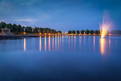 Maschsee nordufer mit beleuchteter fontäne