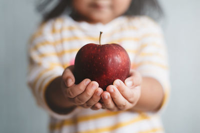 Close-up of hand holding apple