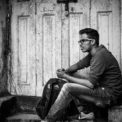 Portrait of young man sitting in sunglasses