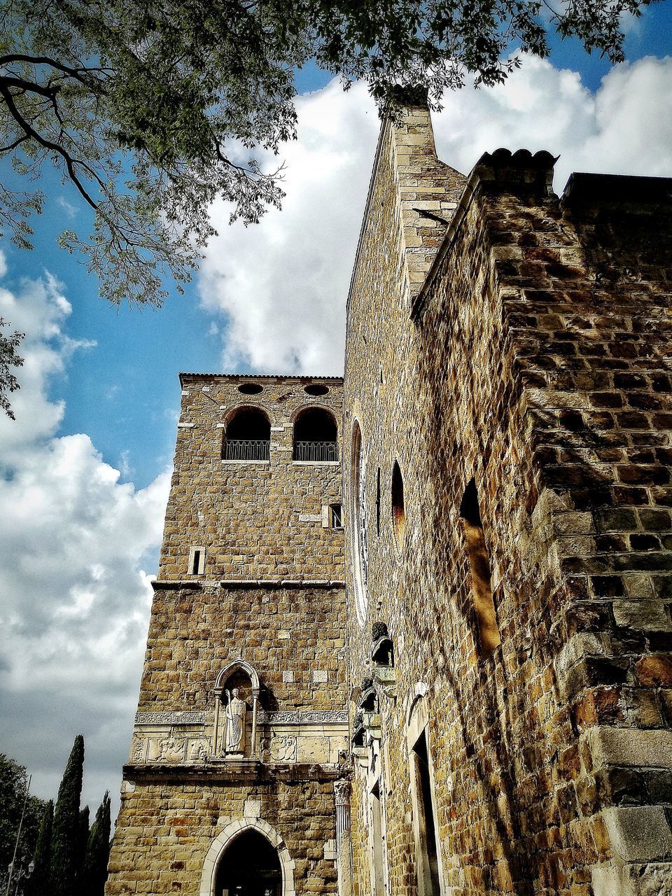 LOW ANGLE VIEW OF OLD TEMPLE BUILDING AGAINST SKY