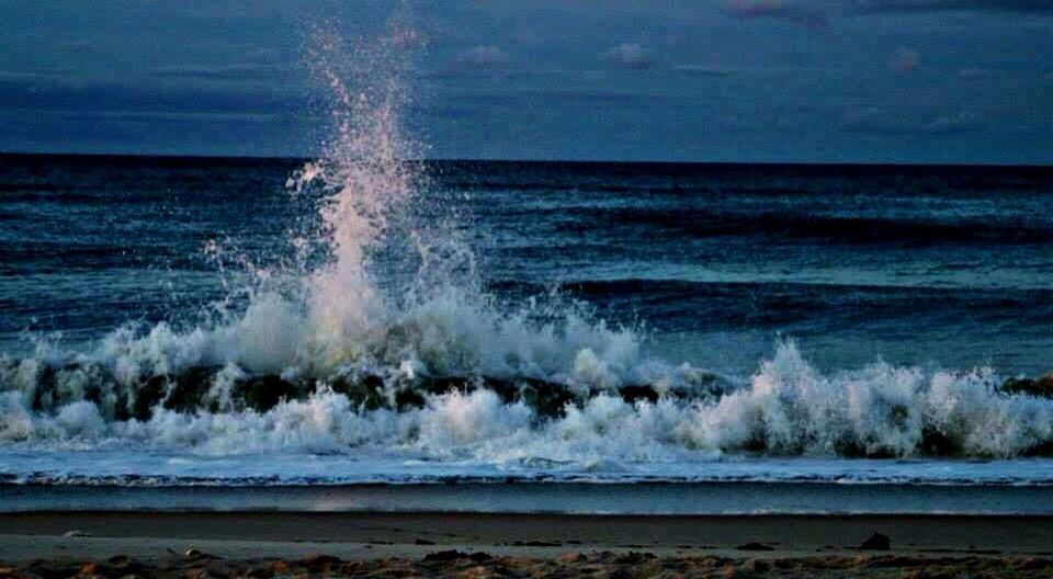 sea, water, horizon over water, wave, surf, beach, scenics, motion, shore, beauty in nature, splashing, nature, sky, tranquil scene, power in nature, tranquility, seascape, idyllic, tide, blue