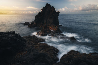 Seawater breaking around and over rocks