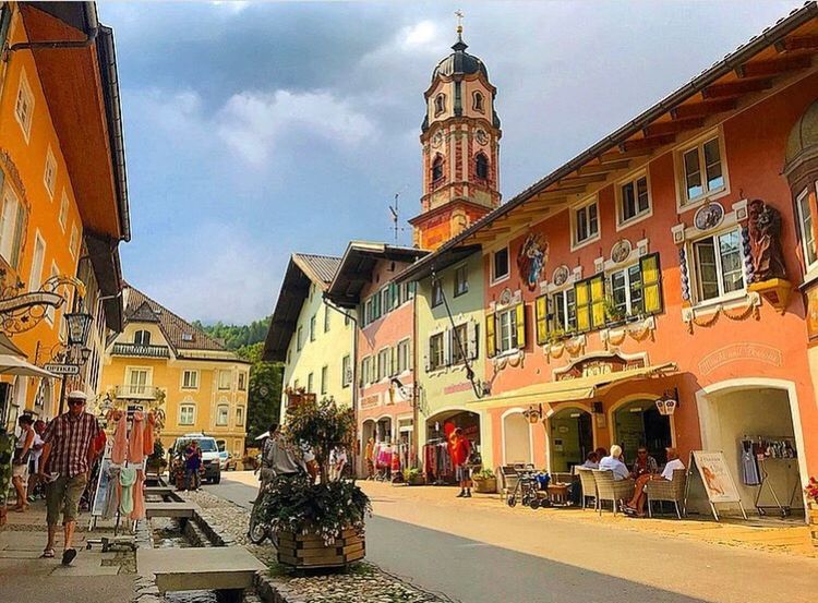 VIEW OF BUILDINGS IN CITY