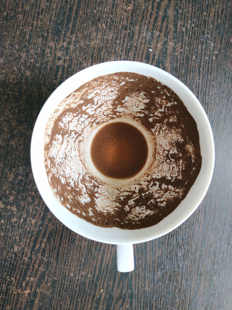 HIGH ANGLE VIEW OF COFFEE CUP ON WOODEN TABLE