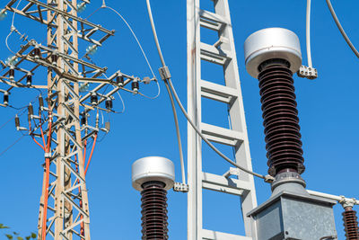 Ceramic insulators in a power plant