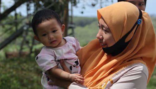 A mother with her daughter in the garden