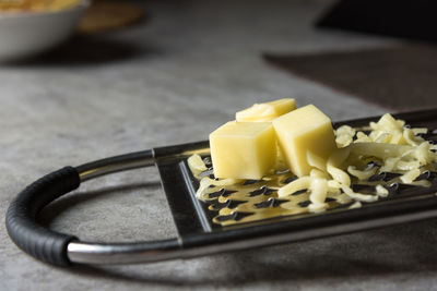 Close-up of chopped bread in plate on table