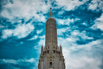 Temple of dawn, wat arun is a buddhist temple and derives its name from the hindu god aruna