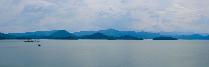 Panoramic view of lake and mountains against sky