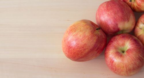 Close-up of apple fruits on table