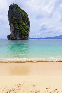 Koh poda thailand. view of the sea and the beach with in background the rock named ko ma tang ming.	