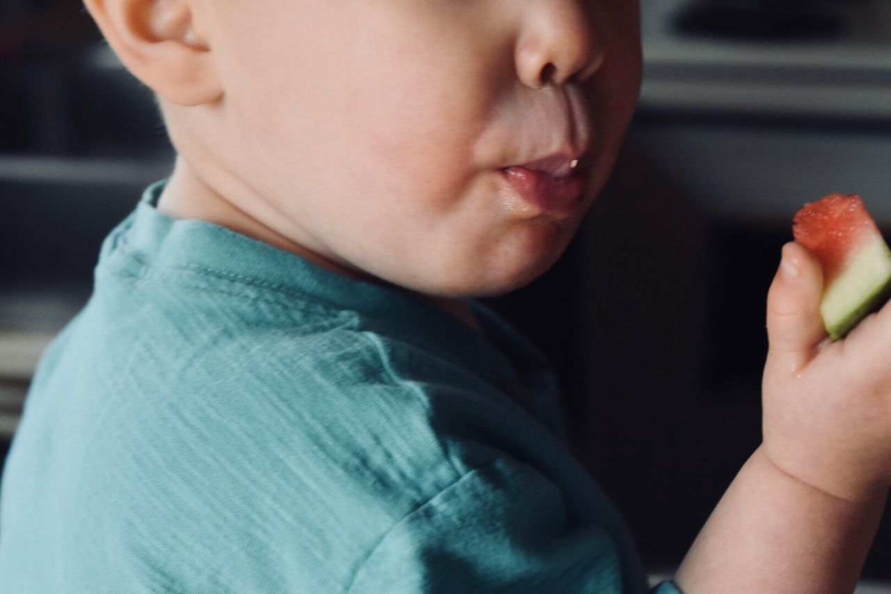 CLOSE-UP OF BOY EATING APPLE