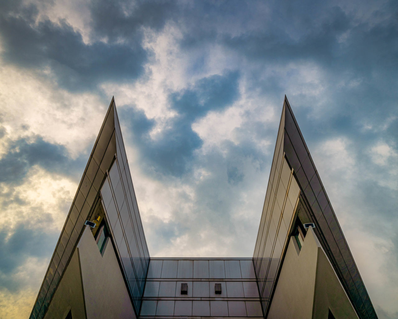 LOW ANGLE VIEW OF BUILDINGS AGAINST SKY