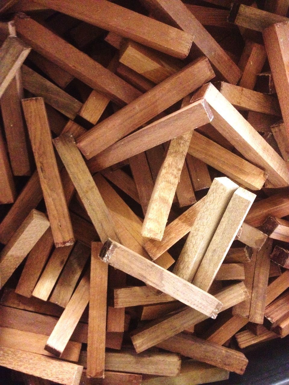 CLOSE UP OF WOODEN WOOD