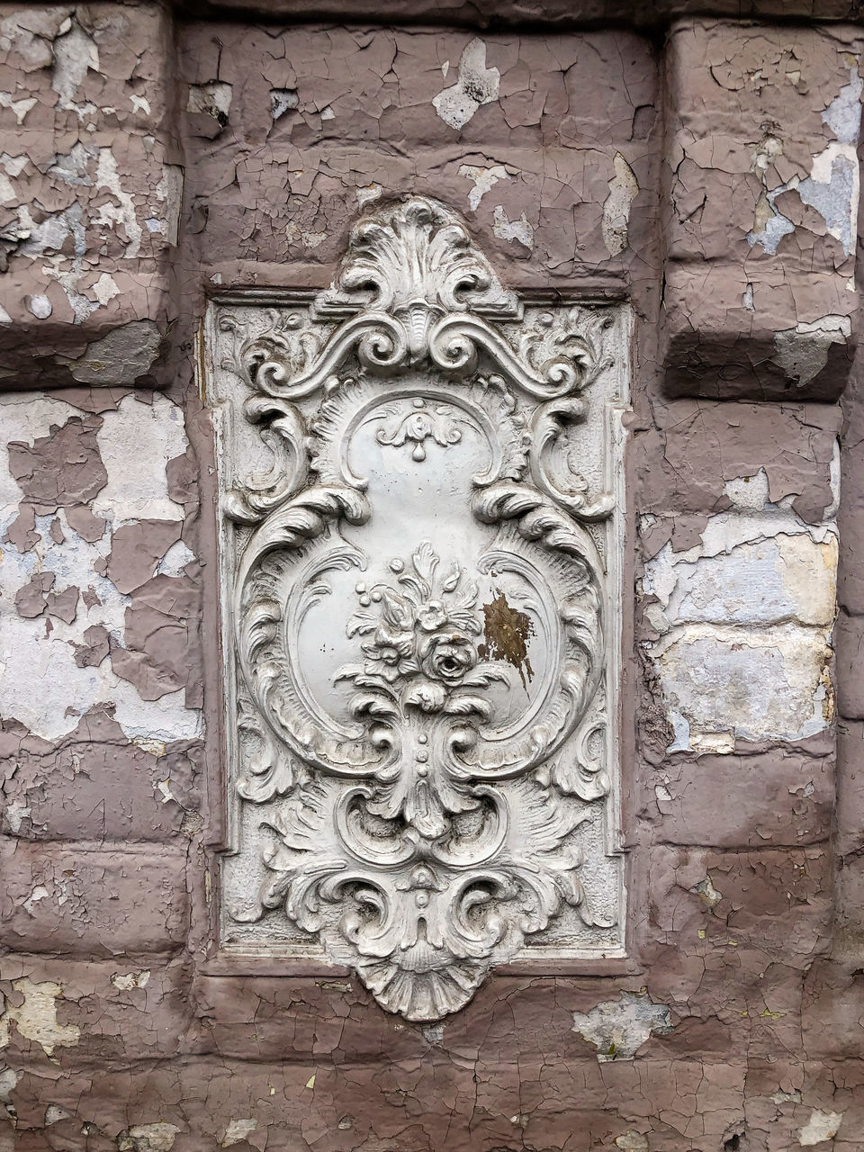 CLOSE-UP OF ORNATE DOOR ON WALL