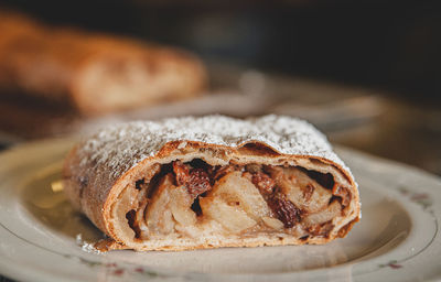 A good apple pie should only be made from organically farmed apples, raisins with powdered sugar