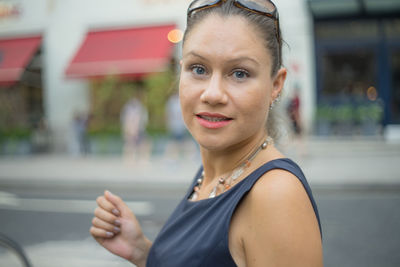 Portrait of fashionable woman in city