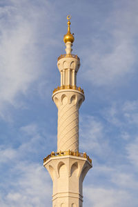 Minaret of the sheikh zayed grand mosque against blue skies in abu dhabi, uae