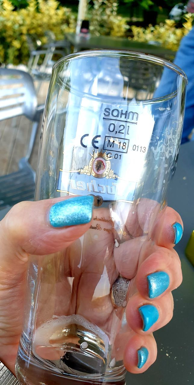 CLOSE-UP OF PERSON HOLDING GLASS OF WINE