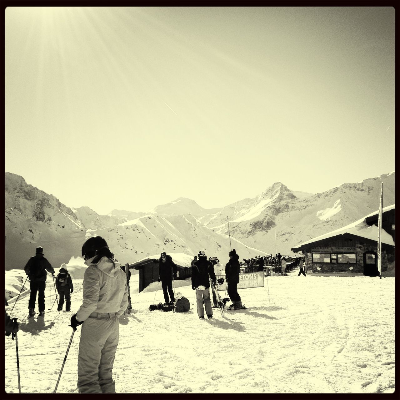 snow, cold temperature, winter, mountain, transfer print, men, lifestyles, clear sky, large group of people, leisure activity, season, mountain range, person, walking, copy space, auto post production filter, full length, tourist, weather