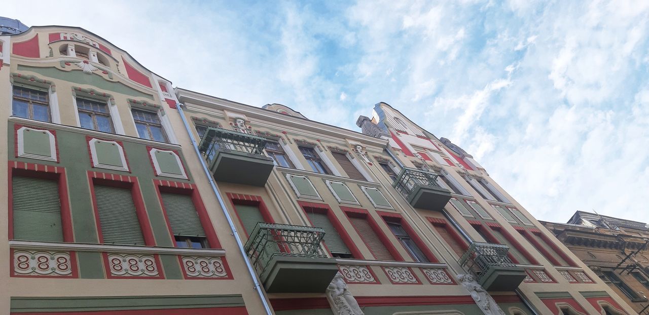 LOW ANGLE VIEW OF RESIDENTIAL BUILDING AGAINST SKY