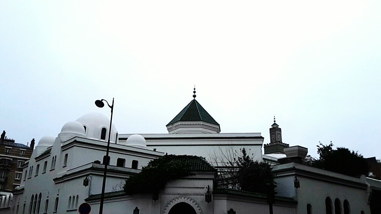 HIGH SECTION OF BUILT STRUCTURES AGAINST CLEAR SKY