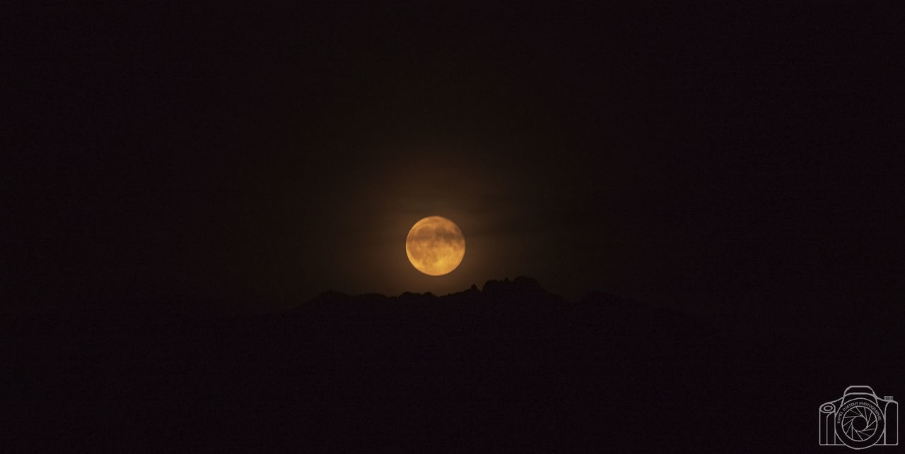 moon, space, night, sky, beauty in nature, astronomy, scenics - nature, planetary moon, copy space, tranquility, circle, tranquil scene, full moon, geometric shape, nature, no people, idyllic, shape, moon surface, eclipse, outdoors, moonlight, space and astronomy