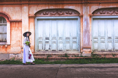  portrait of vietnamese woman in traditional clothing