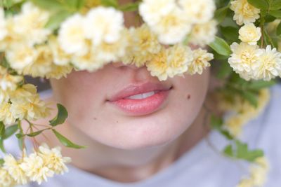 Close-up of beautiful young woman in flowers