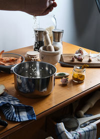 Ingredients needed to prepare a spanish paella