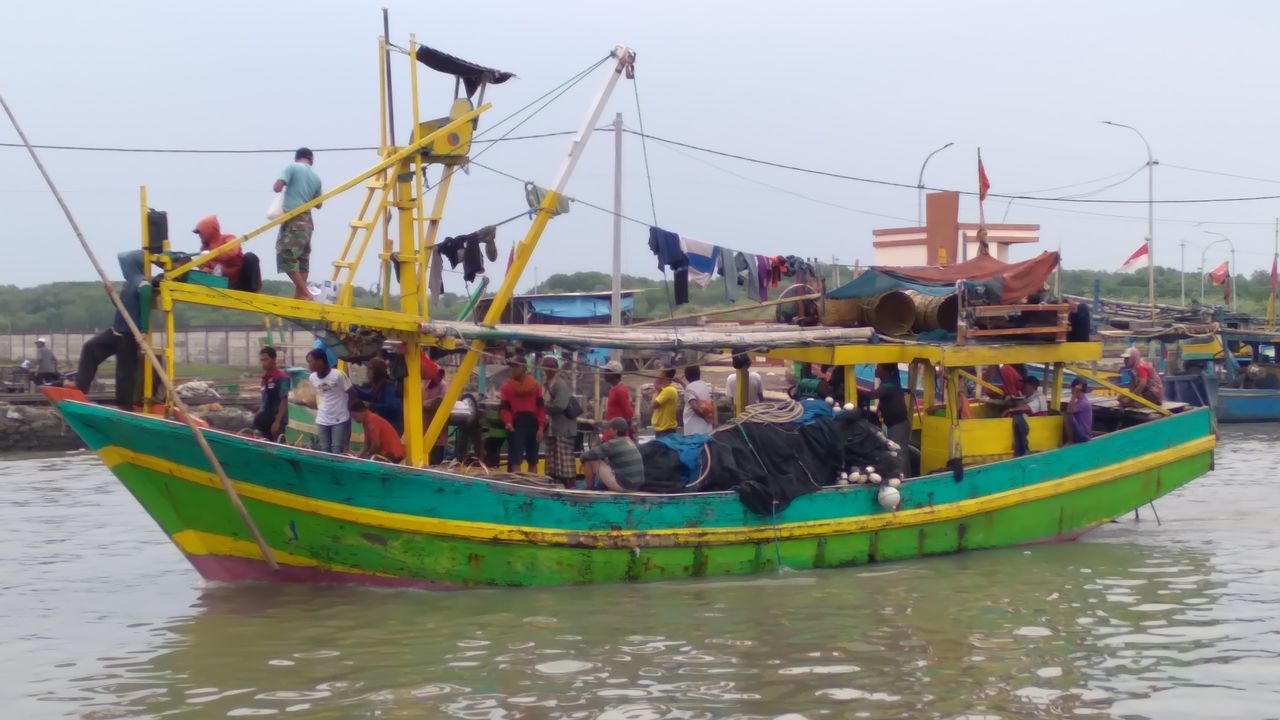 nautical vessel, water, transportation, mode of transportation, boat, vehicle, group of people, nature, travel, sea, men, sky, boating, watercraft, day, tradition, long-tail boat, travel destinations, adult, outdoors, ship, occupation, crowd, tourism, large group of people, trip, holiday, vacation, architecture, clear sky, multi colored, fisherman