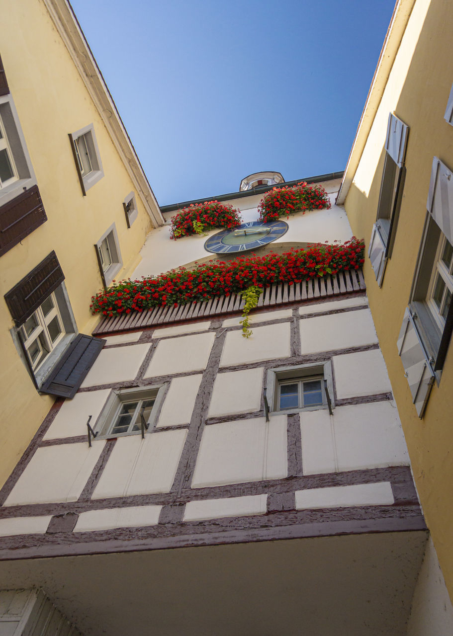 LOW ANGLE VIEW OF BUILDINGS AGAINST SKY